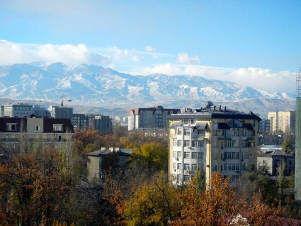 ビシュケク市内から望む４０００m級の冠雪した山々。