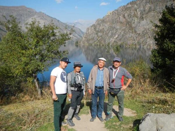 サルチレク自然保護区の湖岸にて（左から、カナートさん、小池先生、トクトさん）