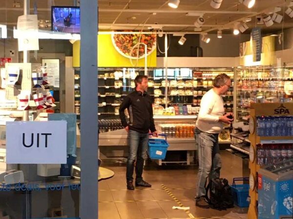 スーパーのレジに並ぶオランダ市民