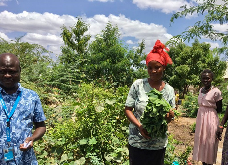 定住地で野菜栽培に取り組むブルンジ出身の女性
