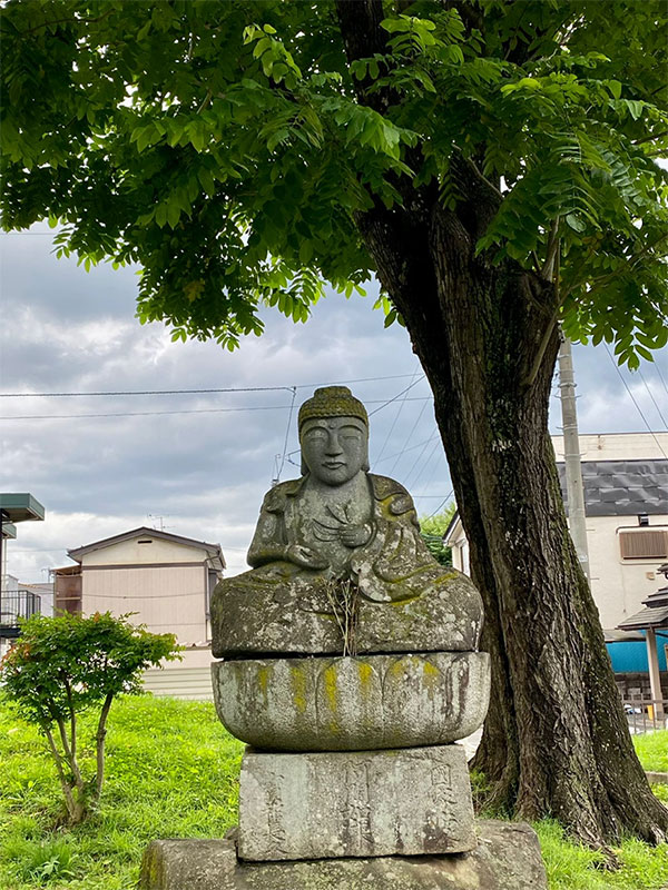 実家の近所の公園にある十六羅漢の一つ