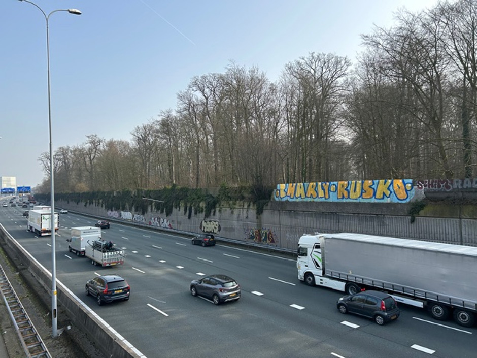 拡張されそうになった憩いの森とその脇を通る高速道路A27